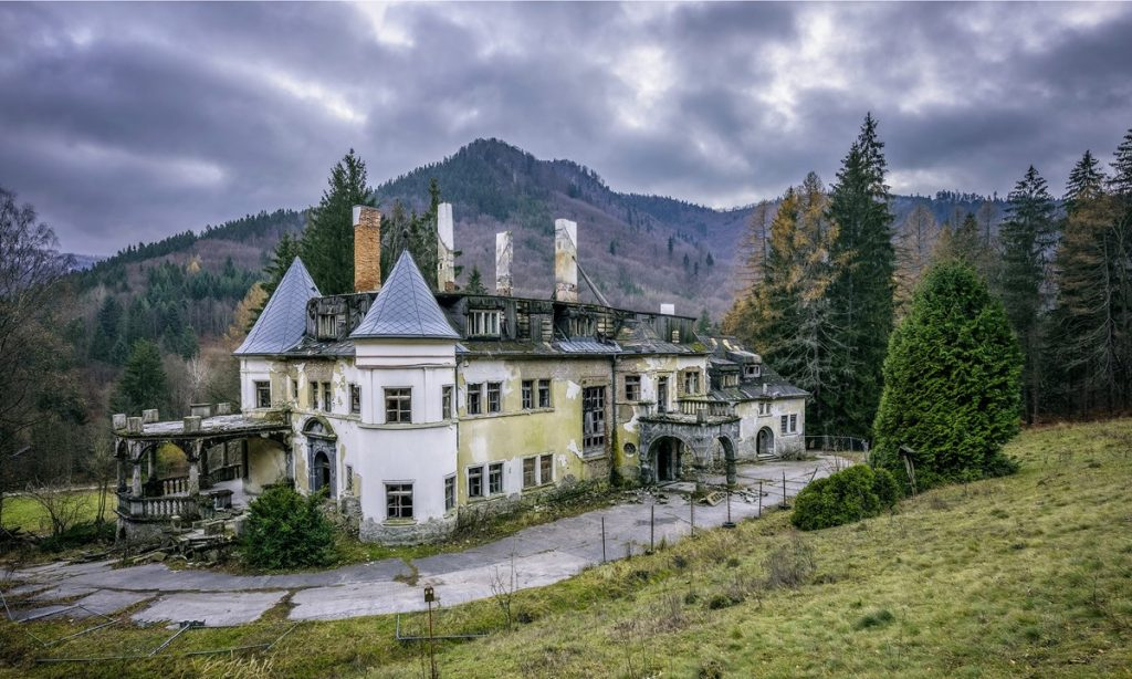8-most-haunted-places-on-earth
